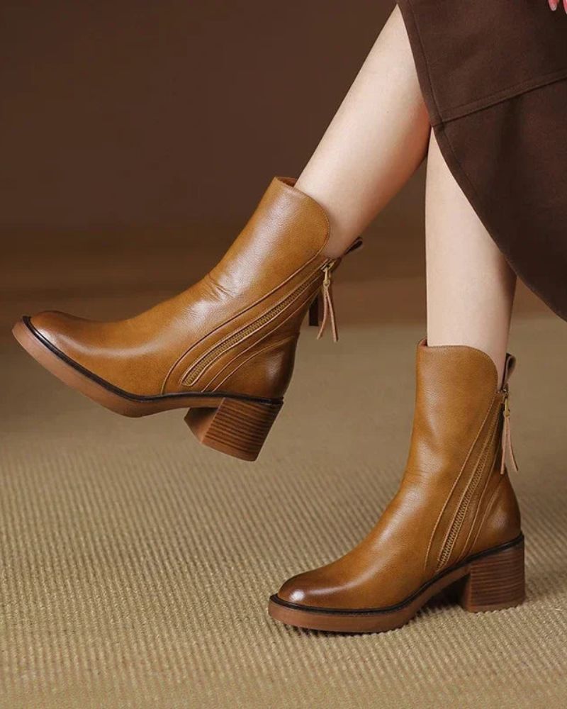 Valorine™ | Black leather boots with a comfortable heel, elegant and timeless.