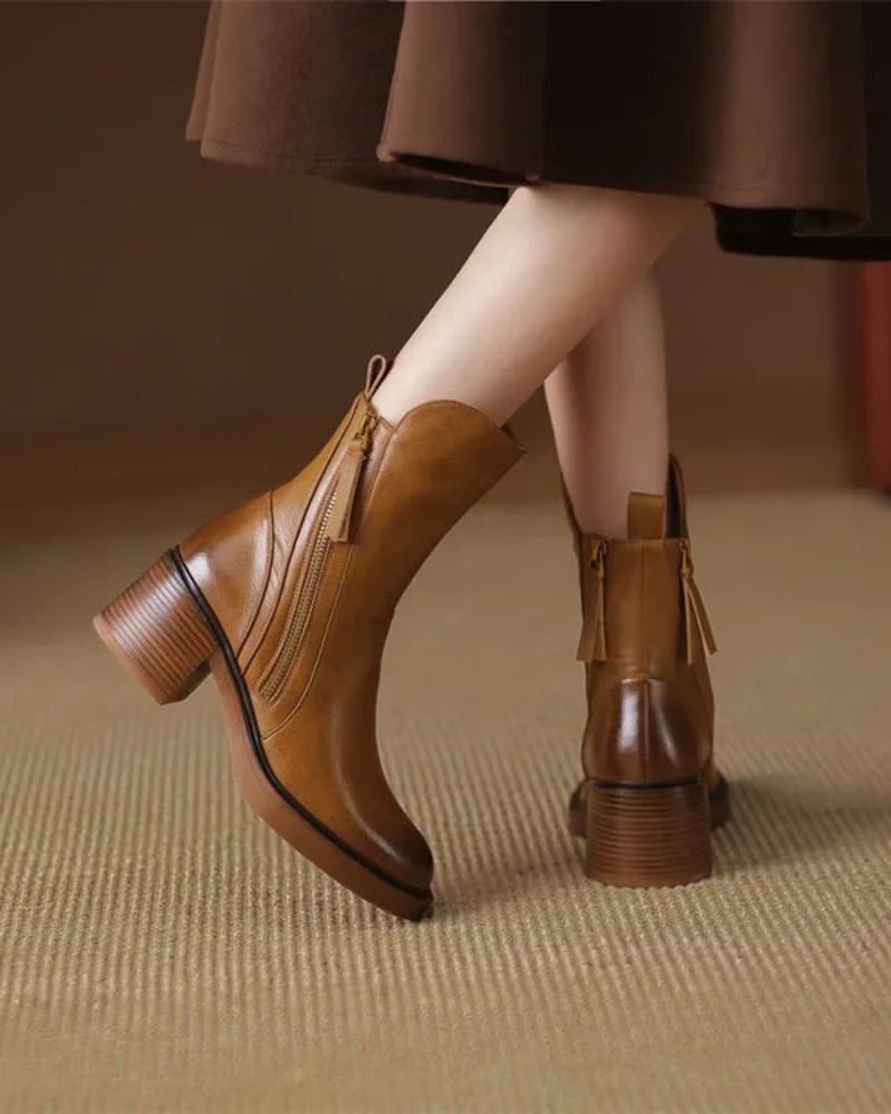 Valorine™ | Black leather boots with a comfortable heel, elegant and timeless.