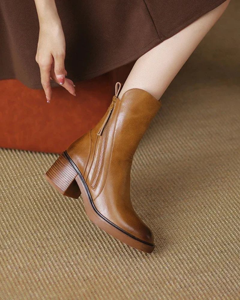 Valorine™ | Black leather boots with a comfortable heel, elegant and timeless.