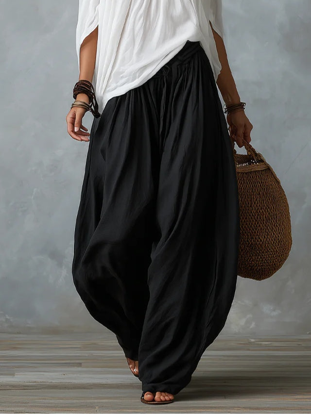 Ensemble composé d'un haut blanc à épaules dénudées et d'un pantalon ample style lanterne